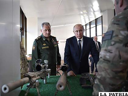 El presidente ruso, Vladímir Putin (d), junto a su ministro de Defensa /LaPrensa.hn