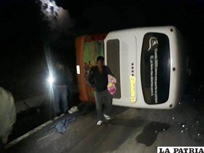 El bus afectado sobre la carretera / LA PATRIA