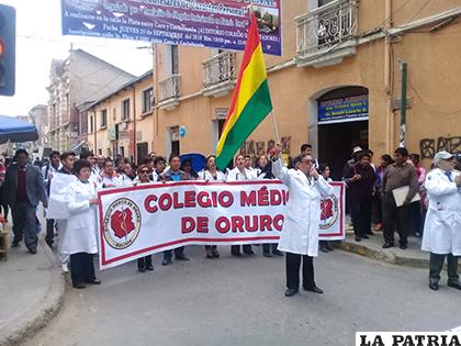 El Colegio Médico de Oruro estuvo presente en la manifestación/ LA PATRIA