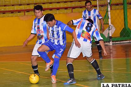Aníbal Mamani domina el balón ante la marca de su adversario  /Reynaldo Bellota - LA PATRIA