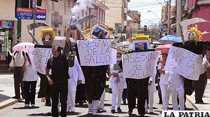 Protesta de médicos contra el Código Penal en 2017 /Los Tiempos