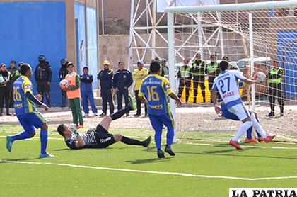 Henry Justiniano aprovechó el rebote del golero rival para anotar el empate para EM Huanuni / Reynaldo Bellota - LA PATRIA