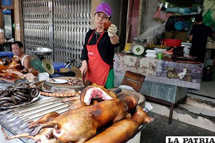 Una mujer vende carne de perro en un mercado de Hanoi (Vietnam) / LUONG THAI LINH (EFE)