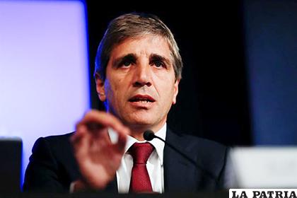 Luis Caputo, durante una rueda de prensa en la sede del Ministerio de Economía en Buenos Aires/Yahoo Finanzas
