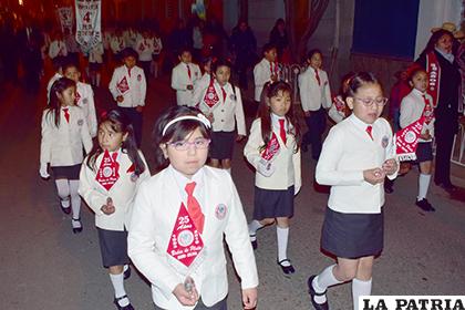Niñas y niños lucieron impecables uniformes en homenaje a los 25 años de su colegio /LA PATRIA