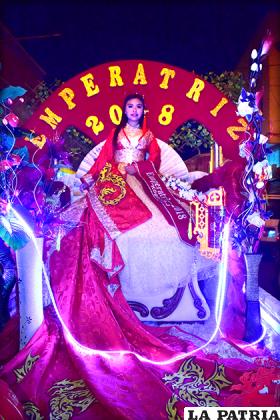 Despampanante vestido de la Emperatriz 2018 llamó la atención /LA PATRIA