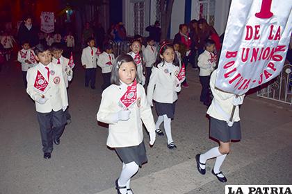 Los niños de primaria desfilaron portando pequeños emblemas del colegio /LA PATRIA