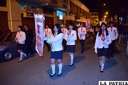 Estudiantes de segundo de secundaria dijeron presente en el desfile nocturno /LA PATRIA