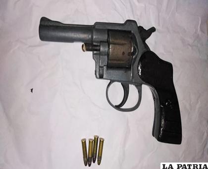 El arma de fuego que se encontró en posesión de los sindicados