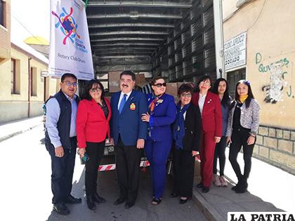 Miembros del Rotary Club Oruro y el gobernador de su ente nacional /LA PATRIA