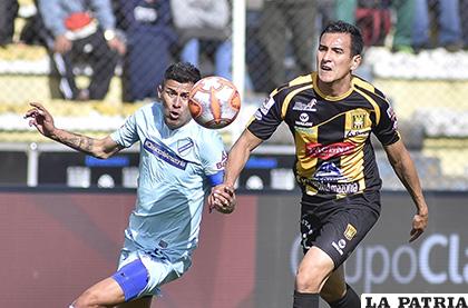 Juan Carlos Arce y Gabriel Valverde intentan hacerse de la pelota /APG