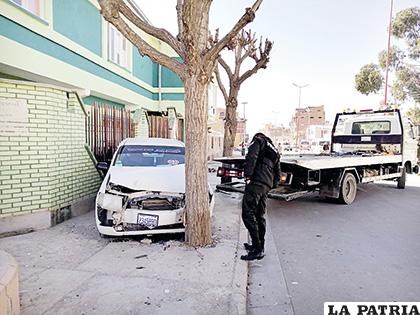 Instante en que fue remolcado por la grúa de Tránsito /LA PATRIA