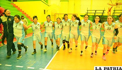 La vuelta olímpica del elenco de Deportes Gamo campeón del torneo nacional /Alex Zambrana /LA PATRIA