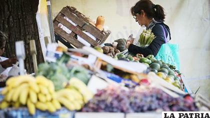 Argentinos compran alimentos en mercados comunitarios para combatir la inflación /EFE