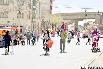 Las bicicletas y la caminata, fueron parte del Día del Peatón /LA PATRIA