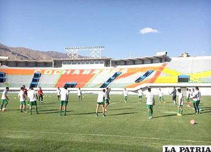 El equipo nacional entrenó ayer en el 