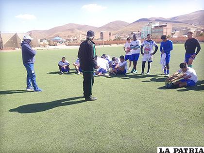 Ramón Serrano dialoga con los jugadores /LA PATRIA