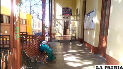 Una paciente descansa en una banca del Hospital de Clínicas /ANF
