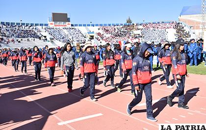 Los estudiantes de Challapata durante el desfile inaugural /Reynaldo Bellota /LA PATRIA