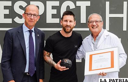 Messi junto a los organizadores con el premio en sus manos /diariomas.hn
