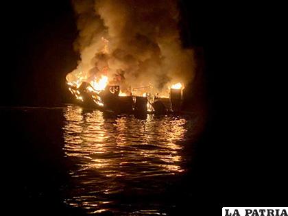 El Barco Concepción cubierto en llamas de fuego /LA PRENSA LATINA
