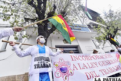 Médicos continúan con su movilización /APG