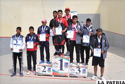 Los campeones en raqueta frontón varones, Saracho en el primer lugar