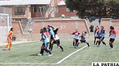 Colegio Dalence y Nacional Bolivia de Challapata en fútbol damas /Ovidio Cayoja /LA PATRIA
