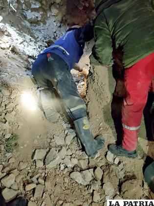 El hombre fue hallado por la Policía en medio de los escombros /LA PATRIA