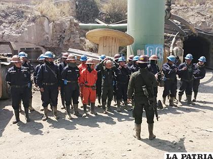 Policías y trabajadores efectuaron el operativo de rescate en horas de la tarde /LA PATRIA