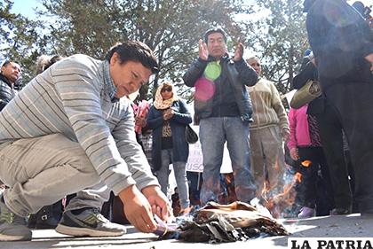 Los dueños de locales quemaron el reglamento en señal de protesta /LA PATRIA /REYNALDO BELLOTA