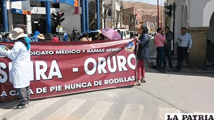 Médicos bloquearon las cuatro esquinas de la plaza 10 de Febrero /LA PATRIA