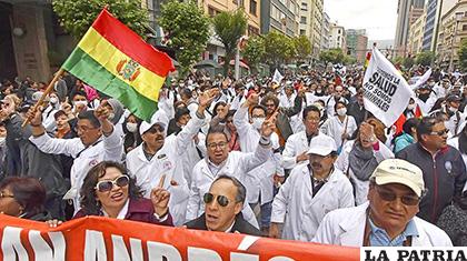 Médicos marchan exigiendo ser atendidos /APG