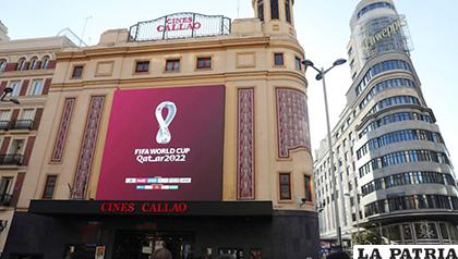 El emblema proyectado en la Plaza del Callao y de manera simultánea en todo el mundo /lasexta.com