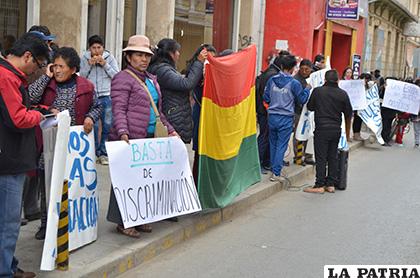 Padres de familia protestaron en las puertas de la Dirección Departamental de Educación /LA PATRIA /Johan Romero