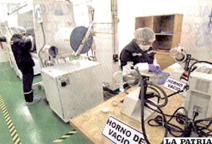 Se observan equipos instalados en una de las plantas experimentales  en el Salar de Uyuni, para el proceso de industrializar el litio