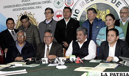 Los representantes de los galenos a nivel nacional en rueda de prensa /APG