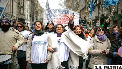 Cientos de personas marchan este jueves en Buenos Aires (Argentina) /EFE