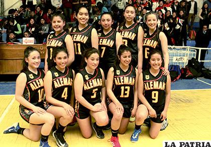 Integrantes del equipo de Alemán, campeonas en damas /LA PATRIA /Carla Herrera