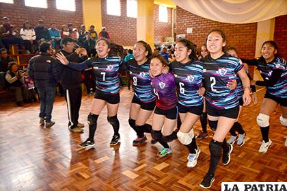 La vuelta olímpica del colegio Donato Vásquez /LA PATRIA /Alex Zambrana