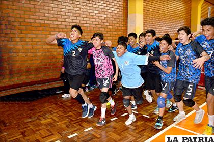 La celebración del colegio Simón Bolívar con la vuelta olímpica /LA PATRIA /Alex Zambrana