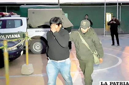 Uno de los detenidos es custodiado por un efectivo policial /LA PATRIA