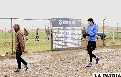 Los jugadores volvieron a la cancha a pesar de la persistente llovizna
/Carla Herrera /LA PATRIA