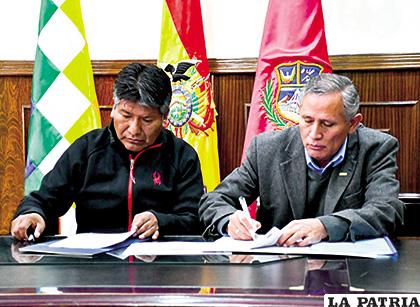 Firman convenio para diagnosticar que cantidad de totora existe en el lago Uru Uru /Gad-Oru