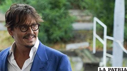 El actor firmó varios autógrafos en plena lluvia /EFE