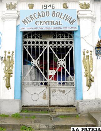 Portada de Cuartel (hoy Mercado Bolívar Central) atribuida a Bertrés, calle Bolívar, ciudad de La Paz.
Fuente: Fotografía José E. Pradel B.