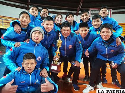 Los integrantes de la selección con el trofeo del tercer puesto /Cortesía Valentín Zanca