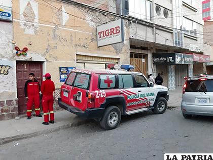 Los efectivos policiales de bomberos el día en que ocurrió el hecho /LA PATRIA /ARCHIVO