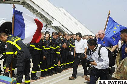 El Presidente Morales fue a recibir a los bomberos franceses /APG