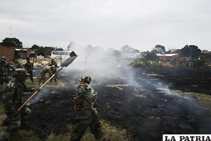 Soldados apoyan en las tareas de mitigación del fuego en la Chiquitanía /APG